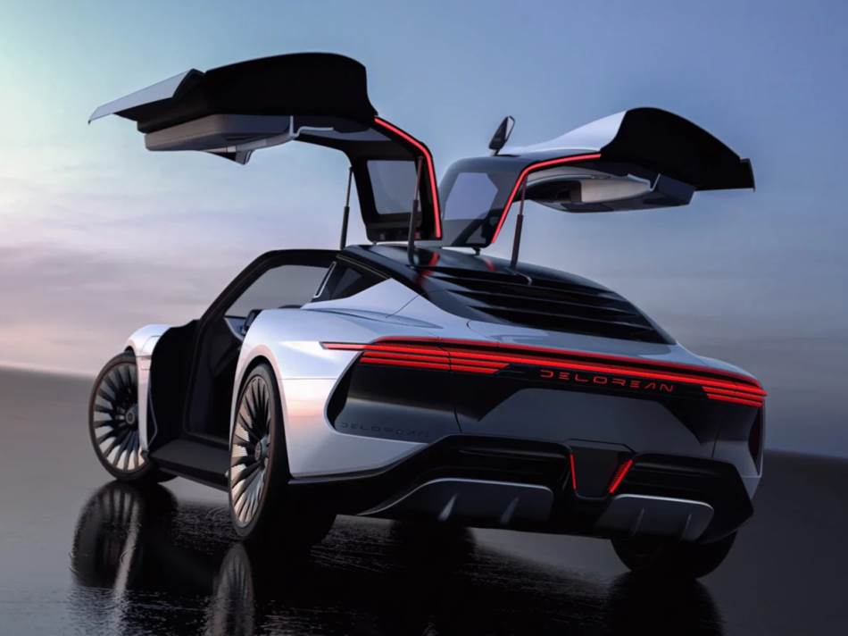 DeLorean Alpha 5 električni automobil sa otvorenim vratima