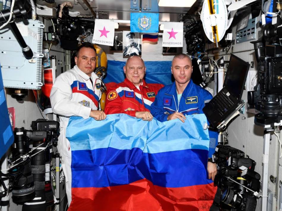 Ruski astronauti razvili zastavu Luganske Narodne Republike