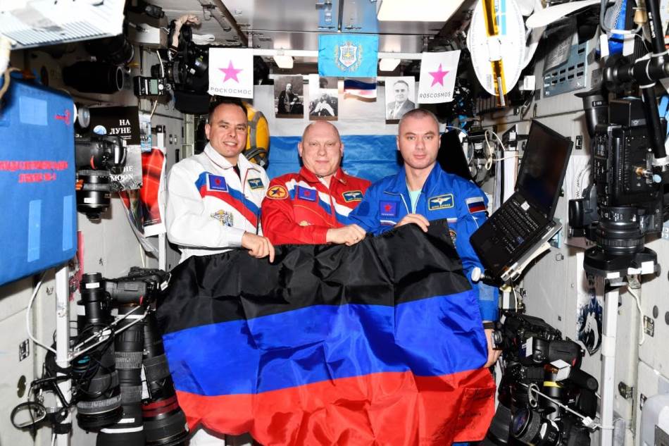 Ruski astronauti razvili zastavu Donjecke Narodne Republike