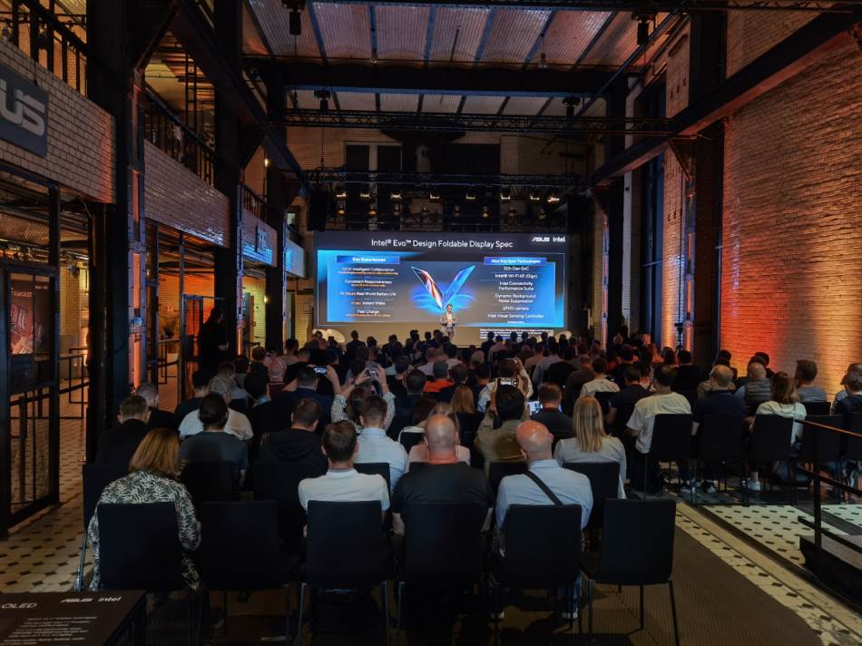 Asus Zenbook 17 Fold OLED uživo (2).jpg