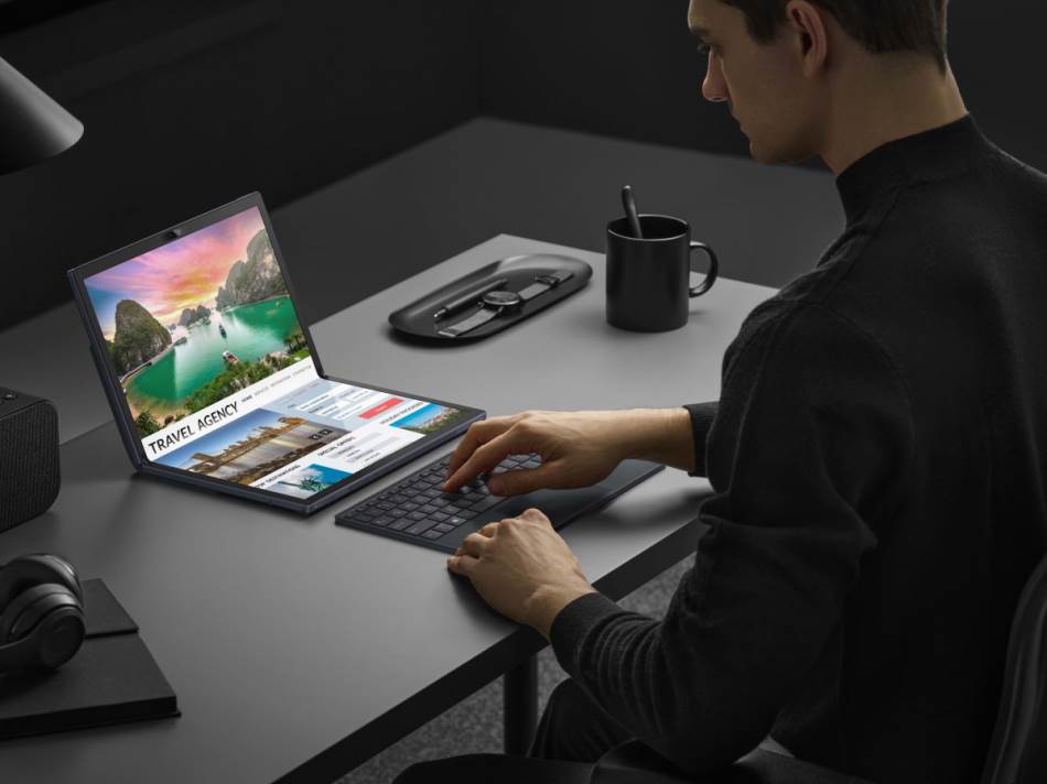 ASUS Zenbook 17 Fold OLED slike