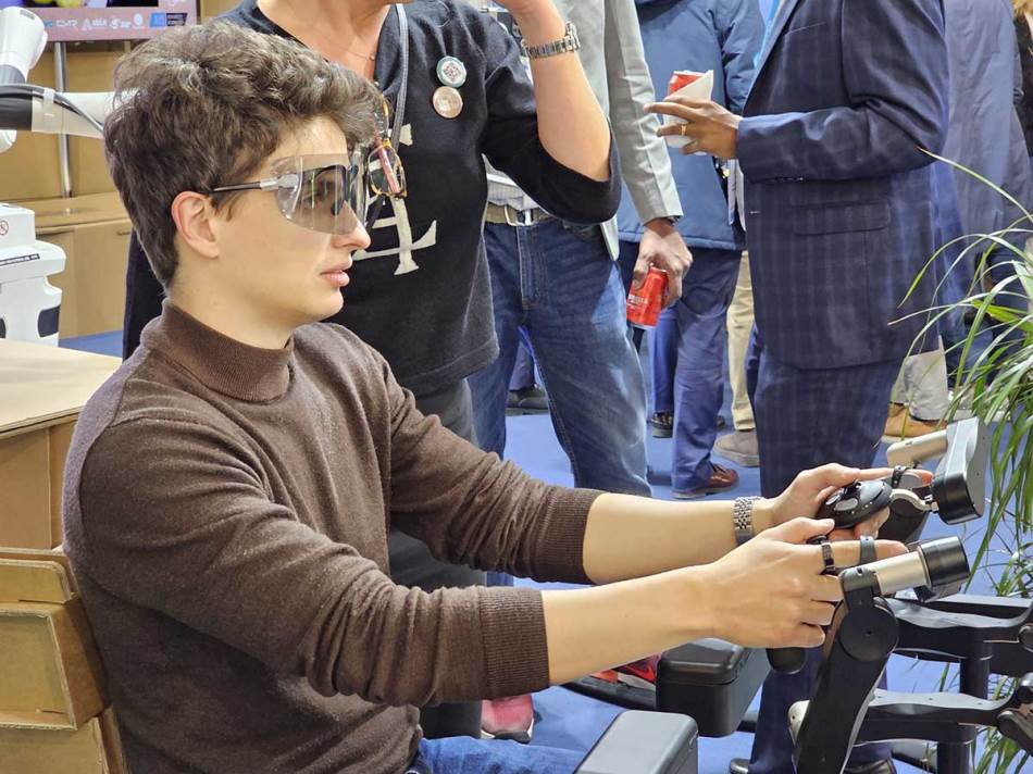 Versius hirurški robot 5.jpg