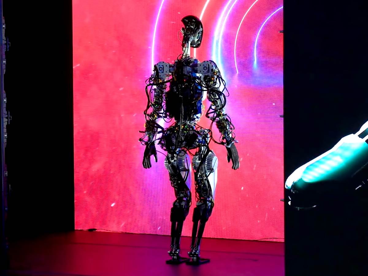 Tesla Optimus robot 8.jpg
