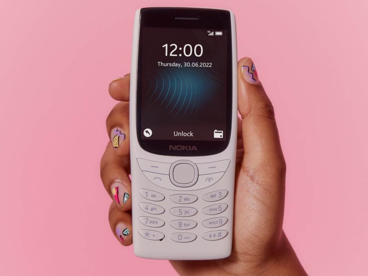 Nokia 8210 4G Sand_Front.jpg