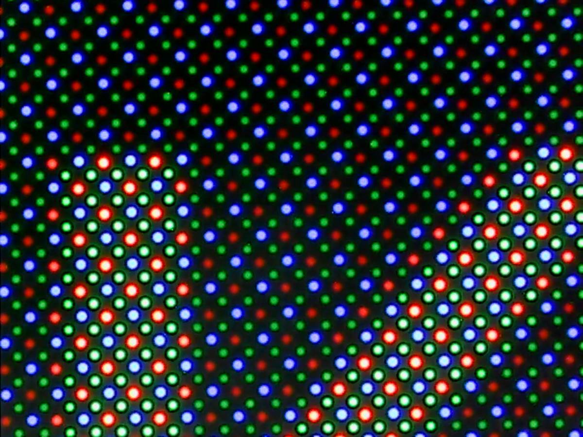Smartphone Pixels under microscope (IPS vs OLED) 1-33 screenshot.png