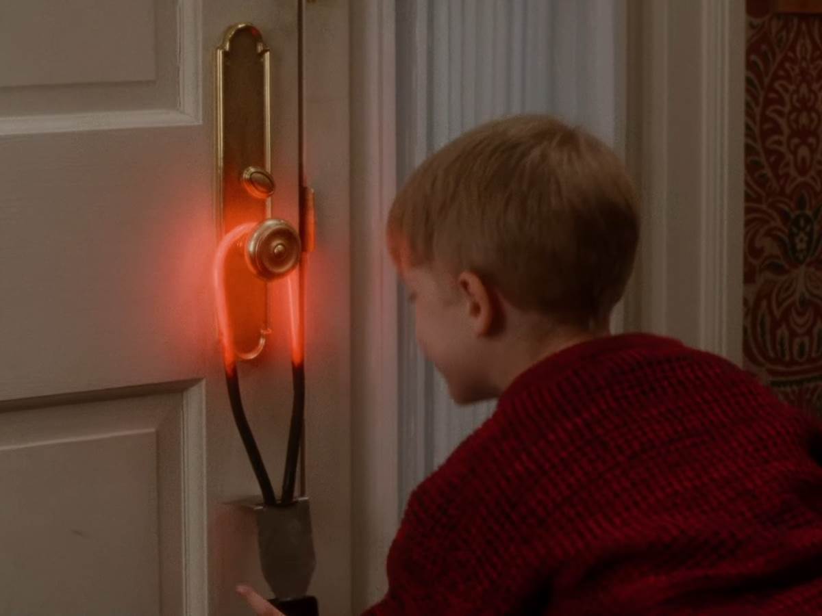 Home Alone - Theatrical Trailer Remastered in HD 1-11 screenshot.png