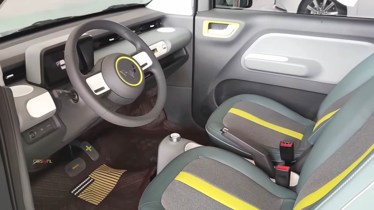 2022 _Wuling Hongguang Mini EV in-depth Walkaround 1-15 screenshot.png