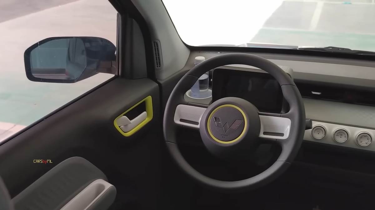 2022 _Wuling Hongguang Mini EV in-depth Walkaround 3-49 screenshot.png