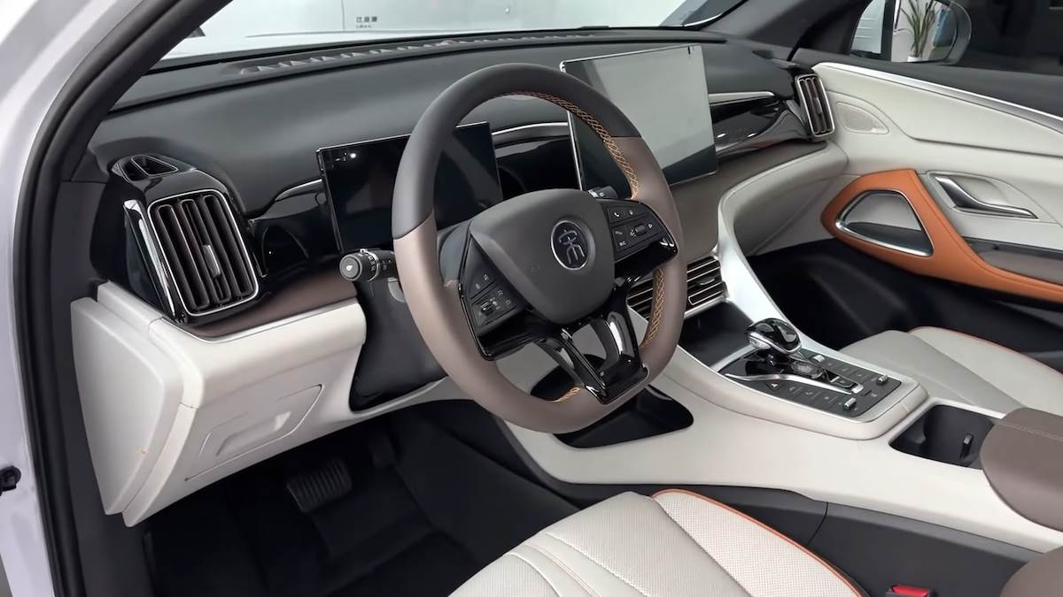 2022 BYD Song Pro DM-i in-depth Walkaround 1-27 screenshot.png