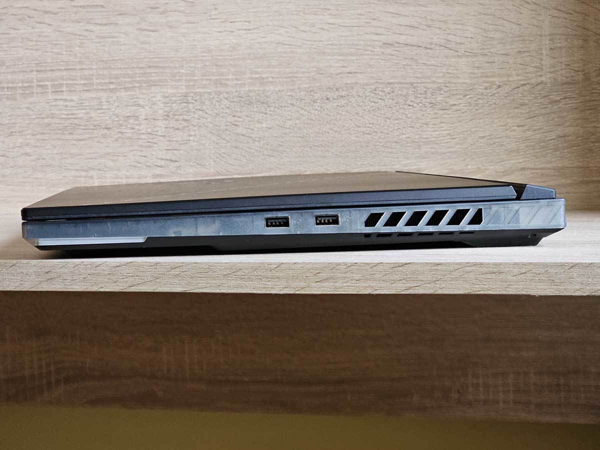 ROG Strix SCAR portovi i otvori 1.jpg