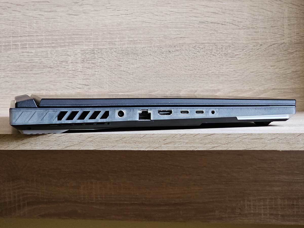 ROG Strix SCAR portovi i otvori 2.jpg