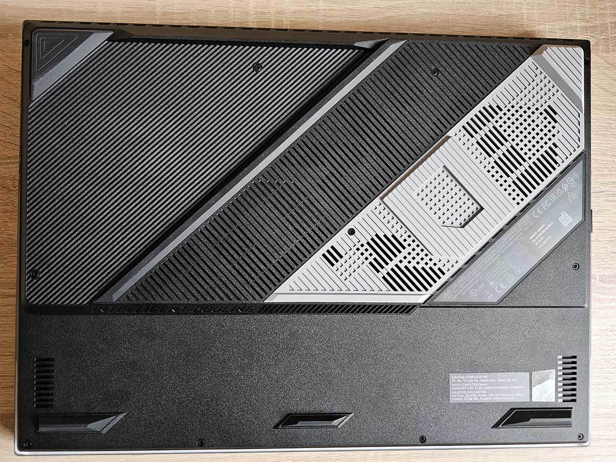 ROG Strix SCAR portovi i otvori 4.jpg