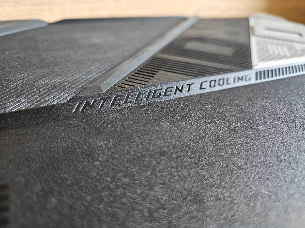 ROG Strix SCAR portovi i otvori 5.jpg