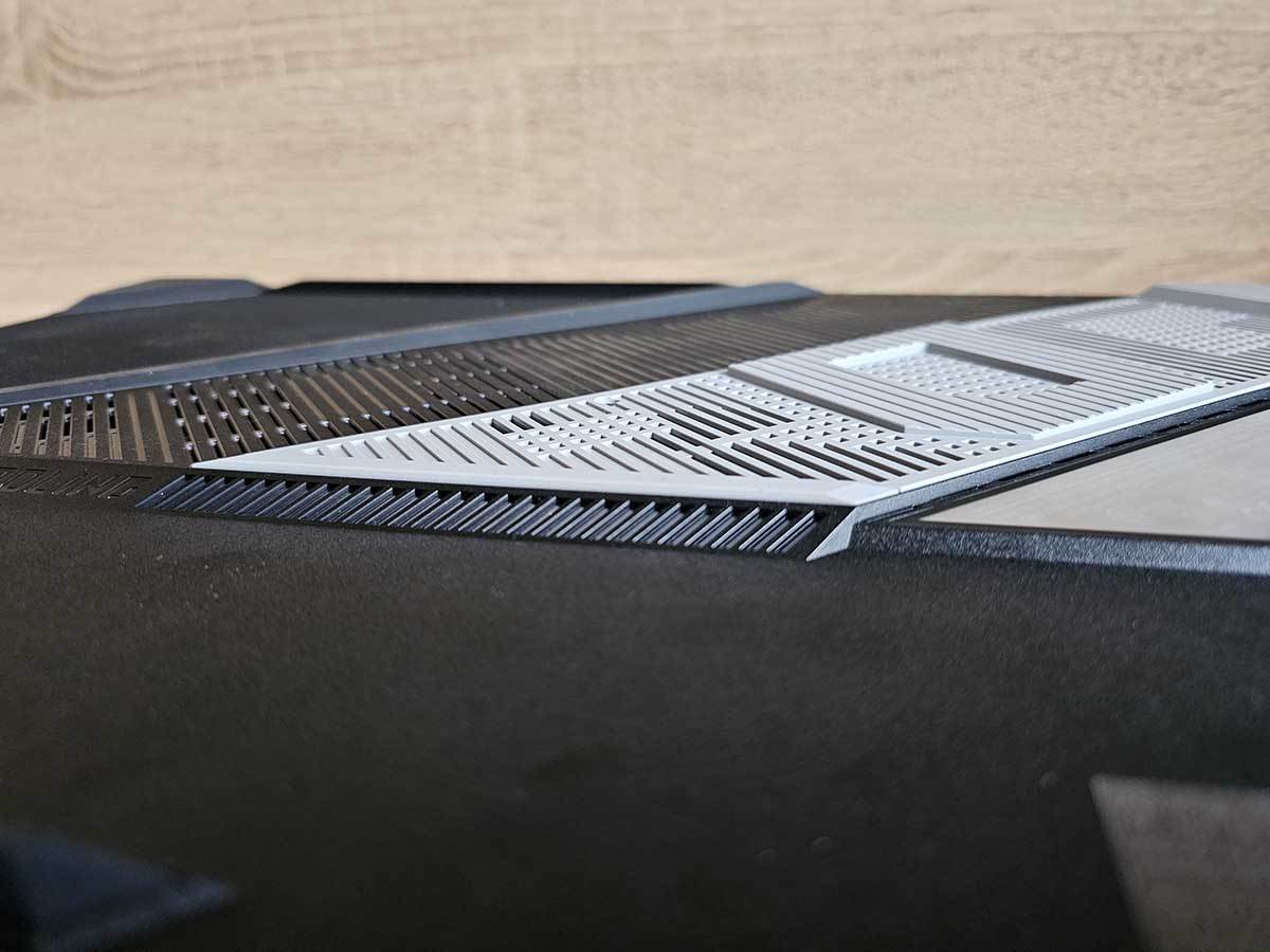 ROG Strix SCAR portovi i otvori 6.jpg