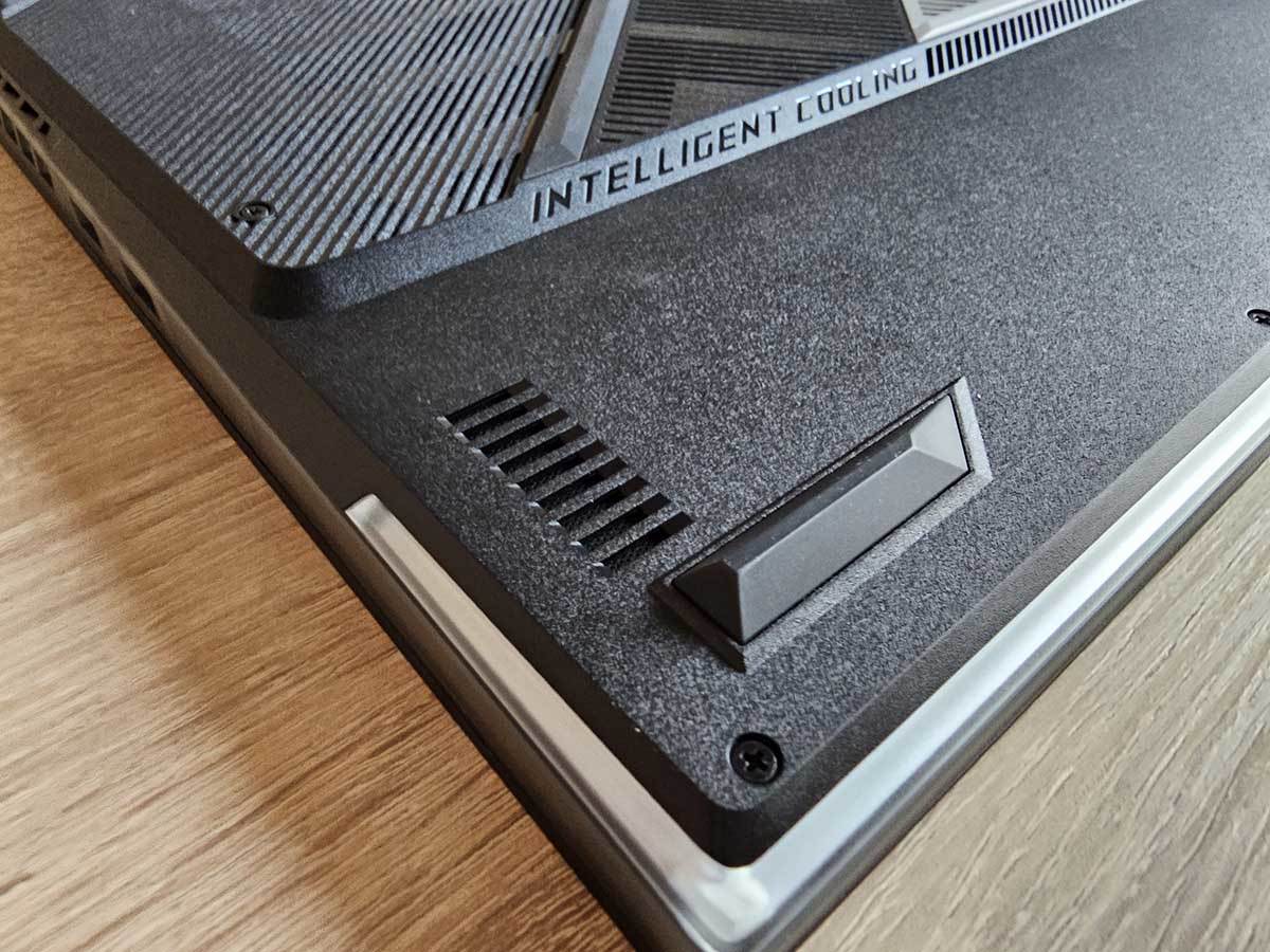 ROG Strix SCAR portovi i otvori 7.jpg