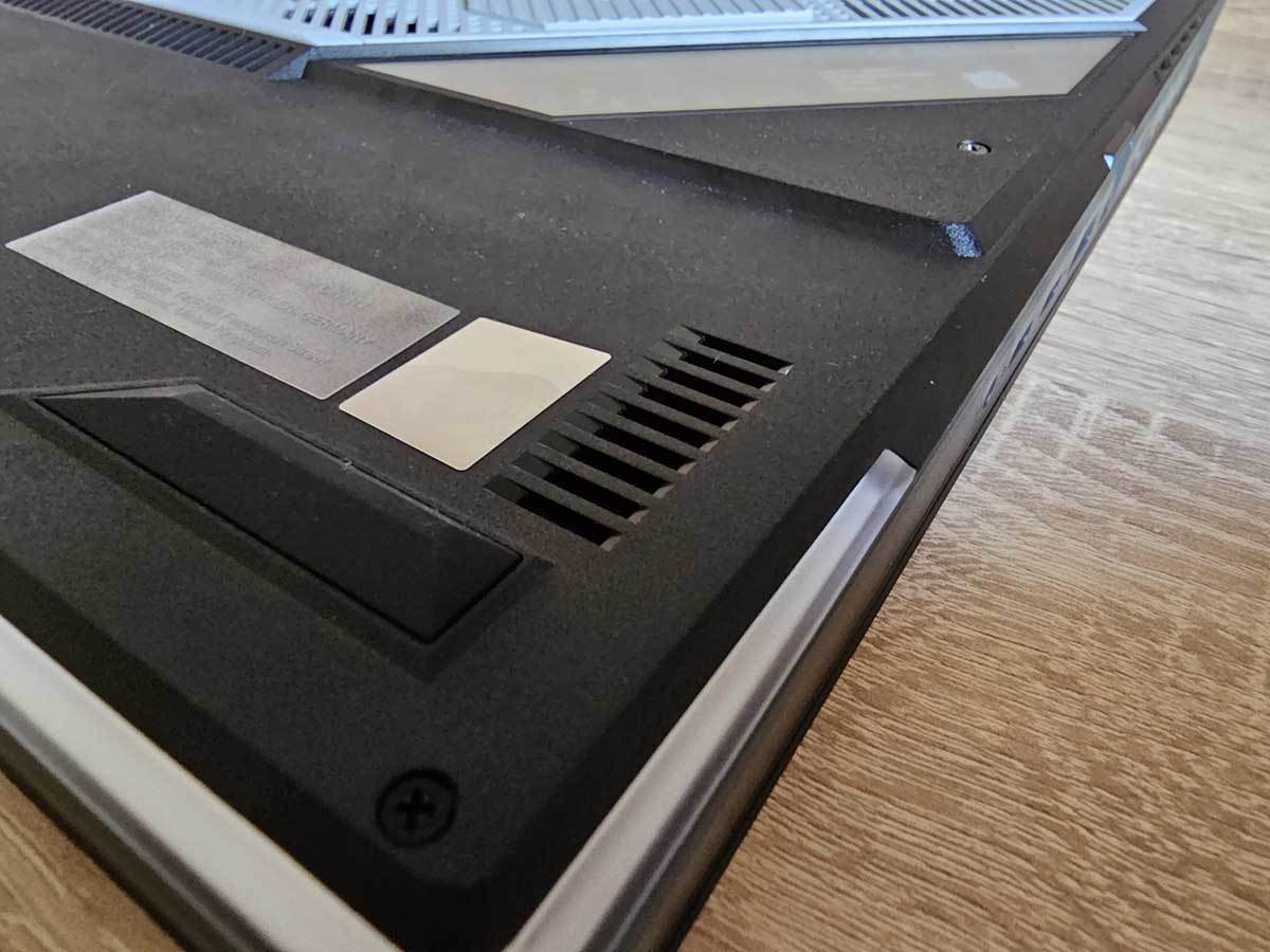 ROG Strix SCAR portovi i otvori 8.jpg