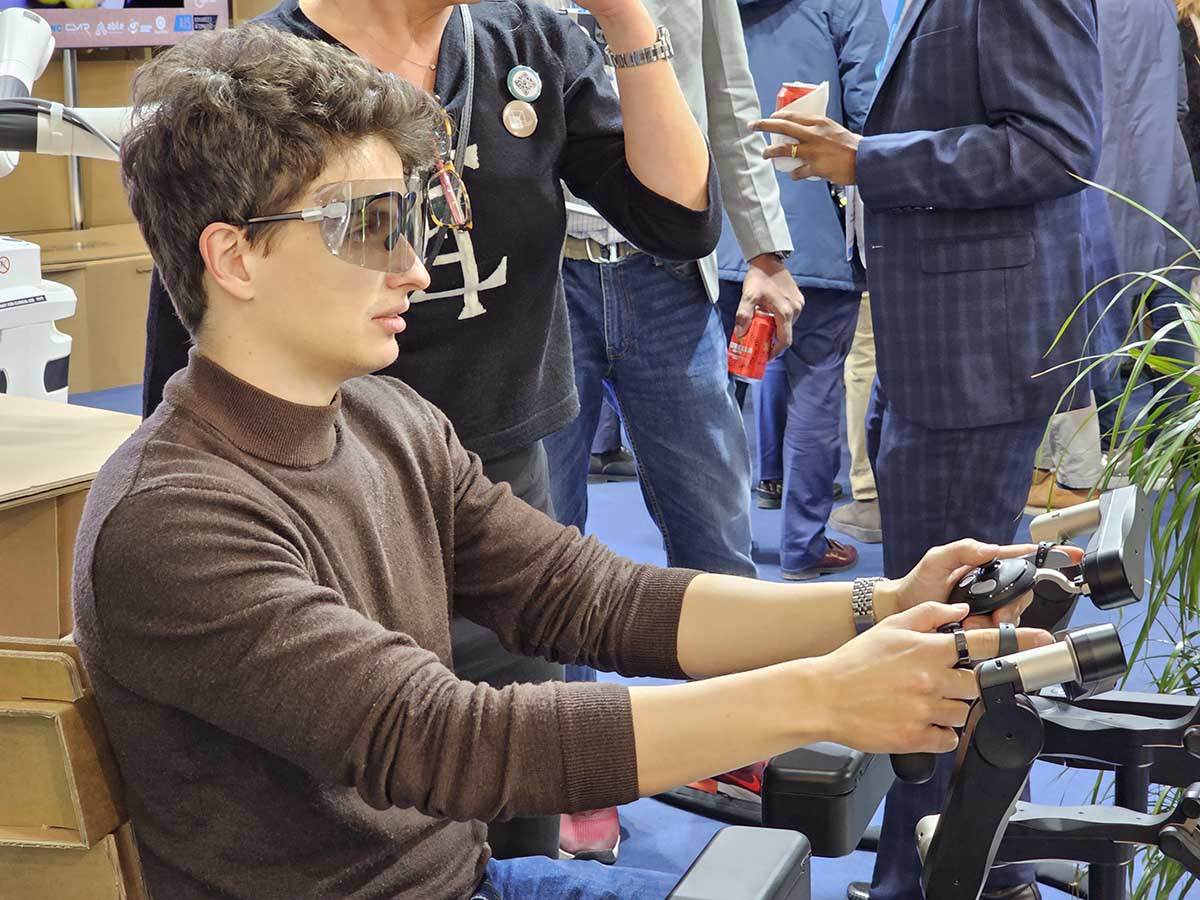 Versius hirurški robot 5.jpg