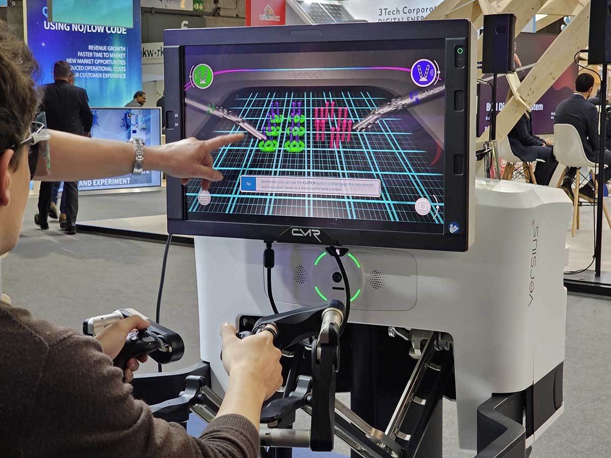 Versius hirurški robot 6.jpg