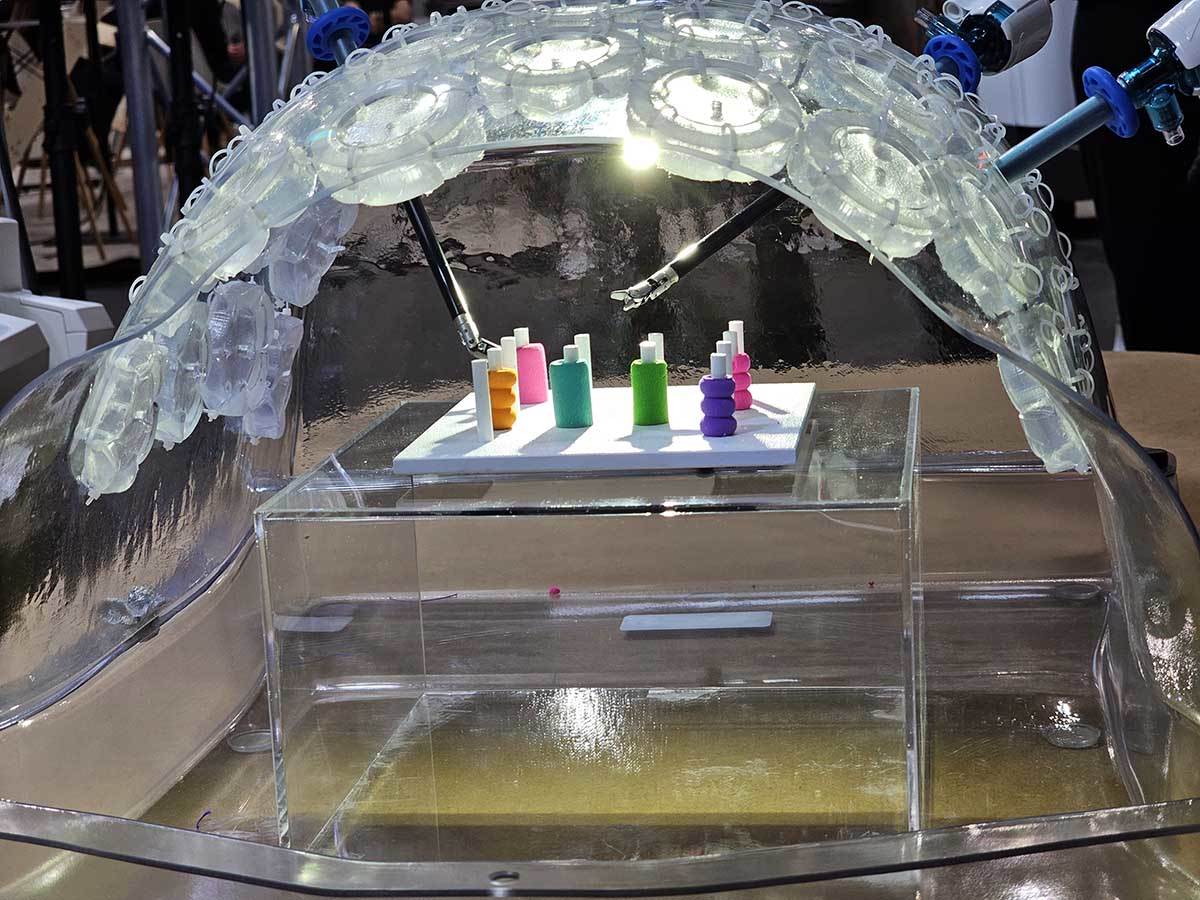 Versius hirurški robot 7.jpg