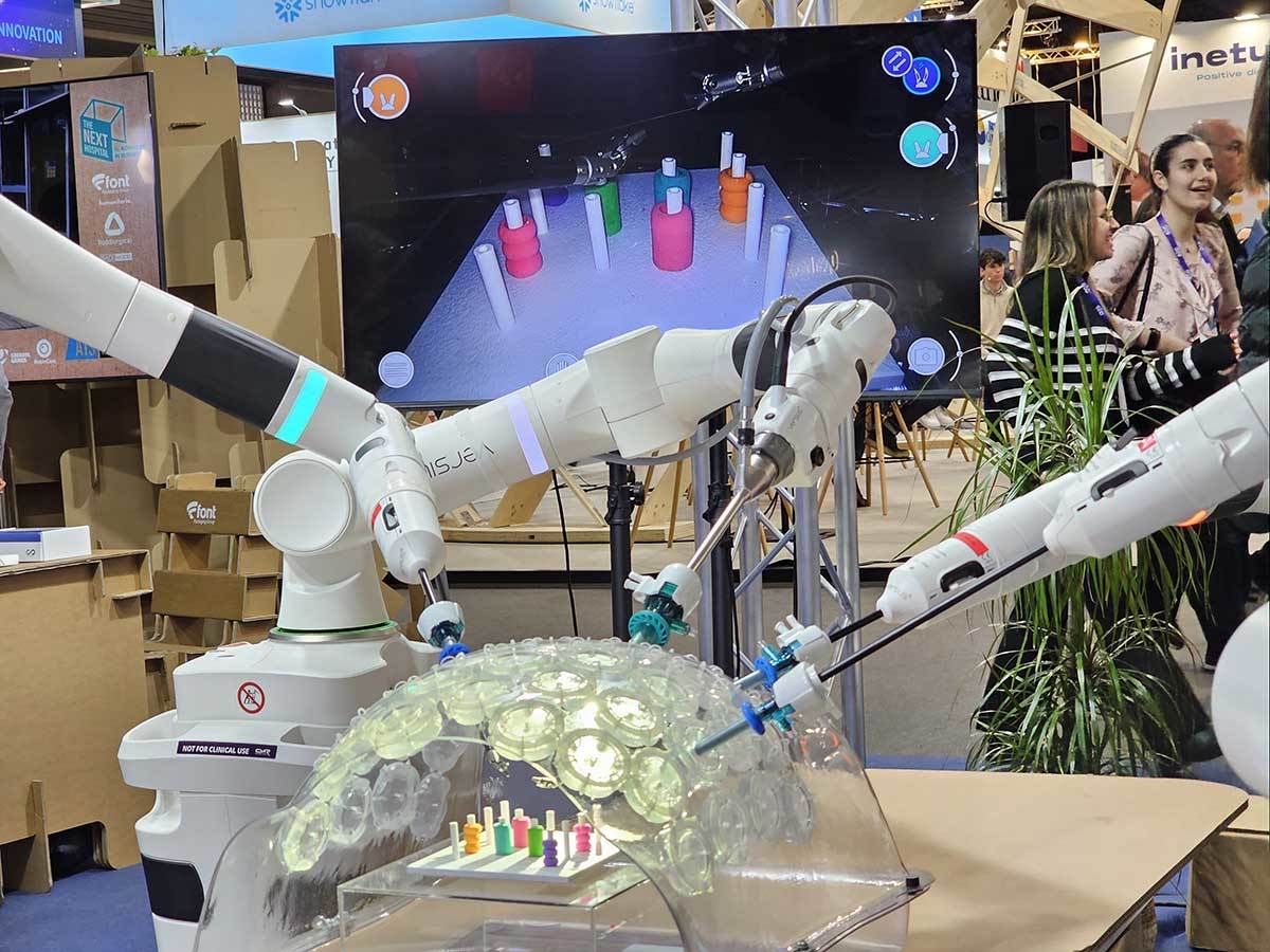 Versius hirurški robot 4.jpg