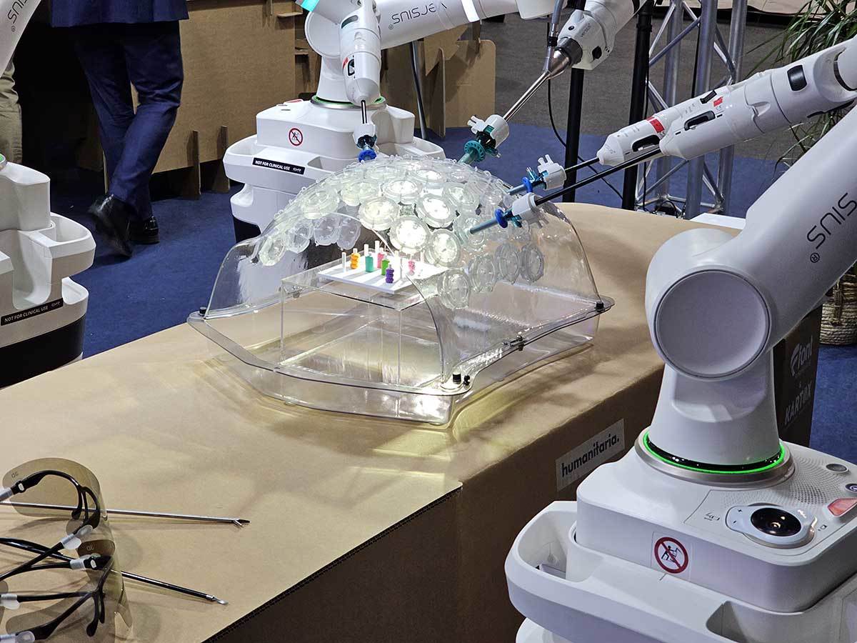 Versius hirurški robot 2.jpg