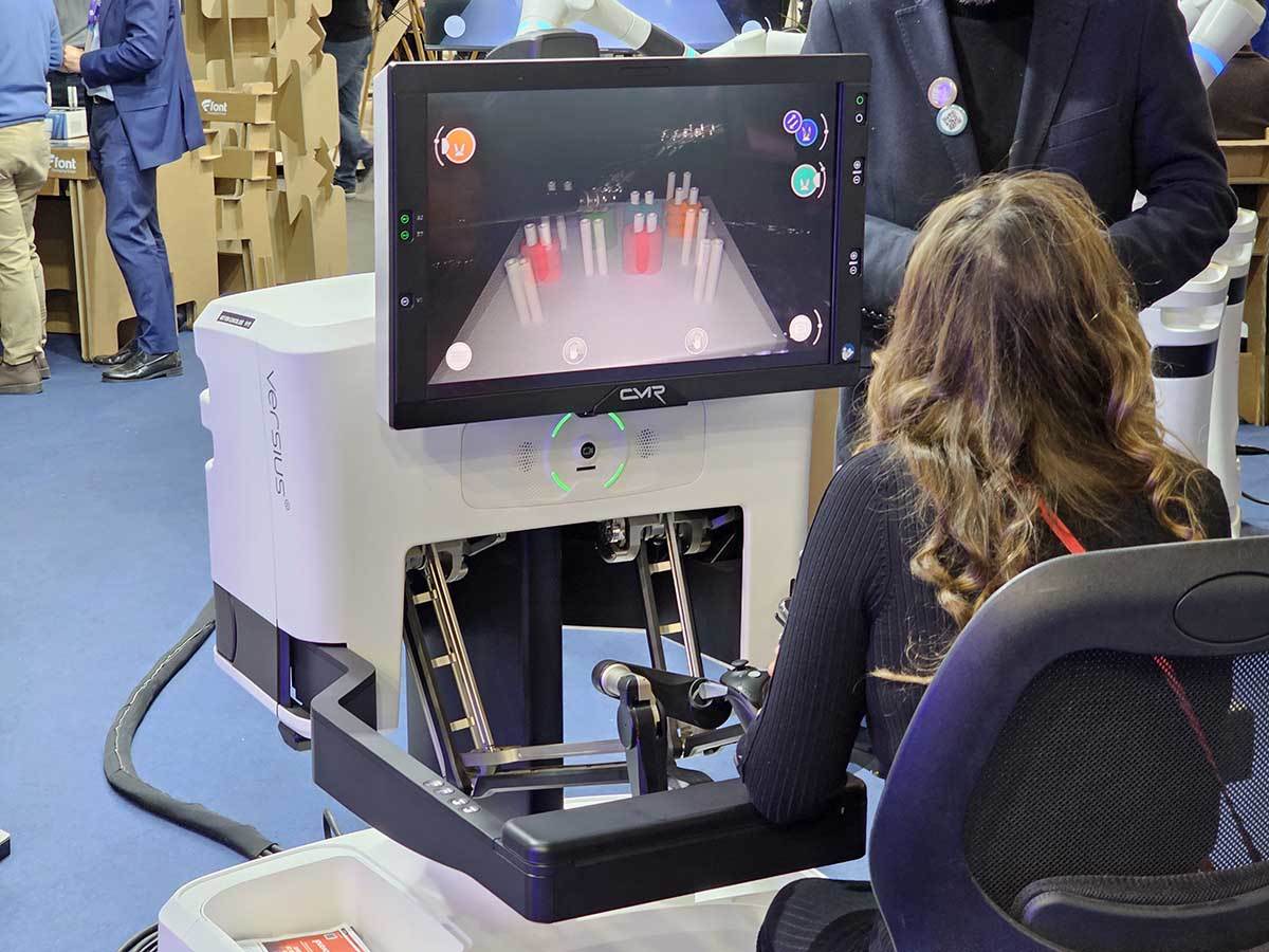 Versius hirurški robot 1.jpg