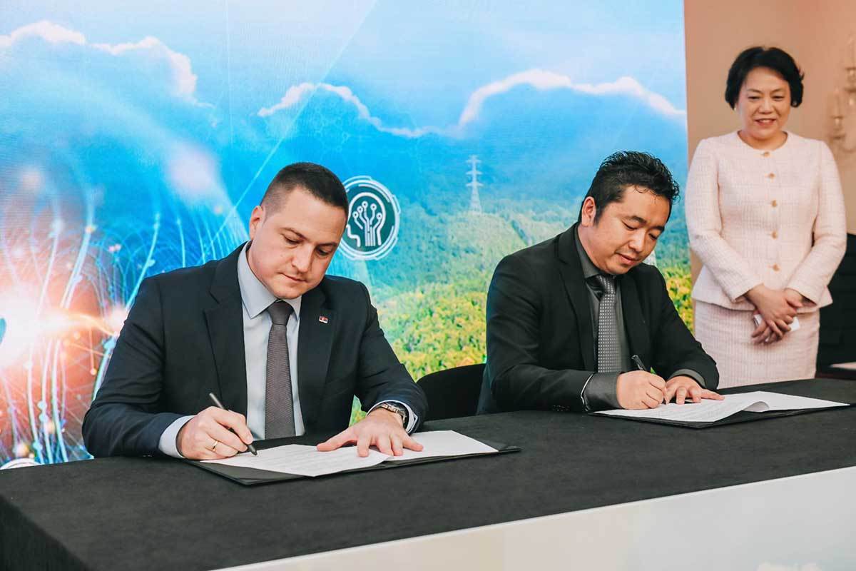 Huawei donacija Beli dvor 1.jpg